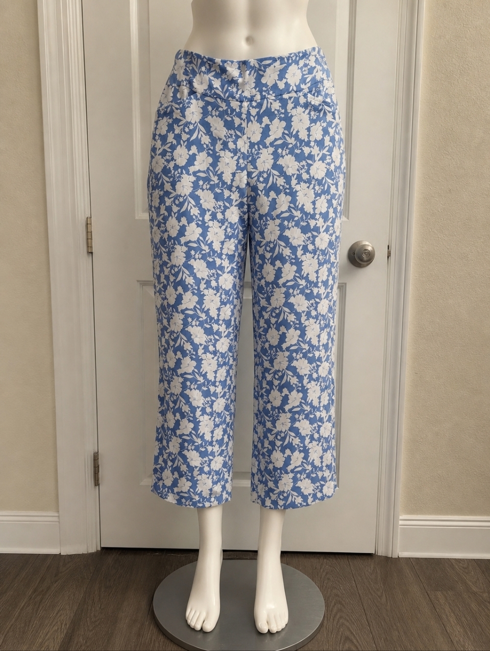 Coral Bay Blue and White Floral Capri/ Chop Pants‎ Pre-owned Size ( 14 )
